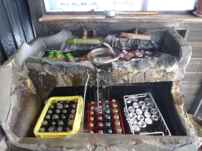 フロントの入口にはこんな風に飲み物が売ってます。<br /><br />なんだかいい感じです。