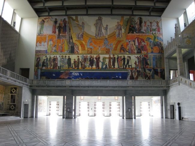 オスロ市庁舎内部。<br /><br />ノーベル平和賞の授賞式会場らしいです。<br /><br />壁には巨大な壁画がありました。