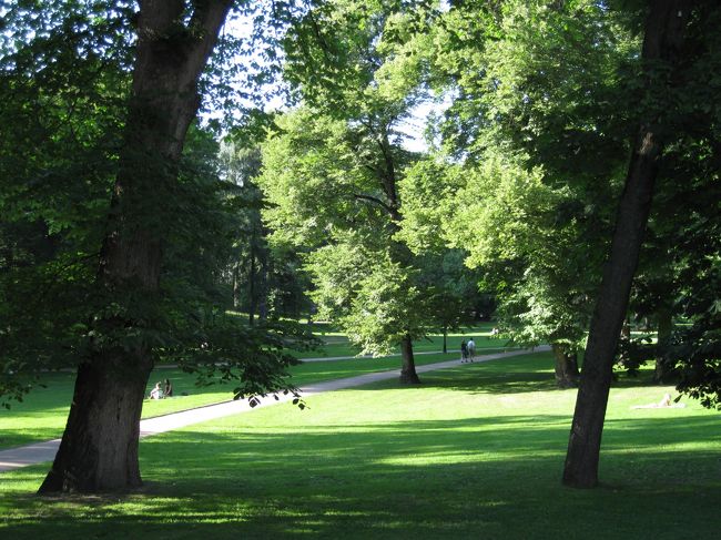 王宮公園。<br /><br />王宮の敷地内ですが、誰でも出入り自由です。<br /><br />市民の憩いの場なんでしょうね。