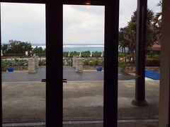 おっちゃんと八重山の話で盛り上がっていると、あっという間にホテルに着きました。
クラブメッドカビラは広大な敷地の奥まったところにあります。
フロントから海が見えます。