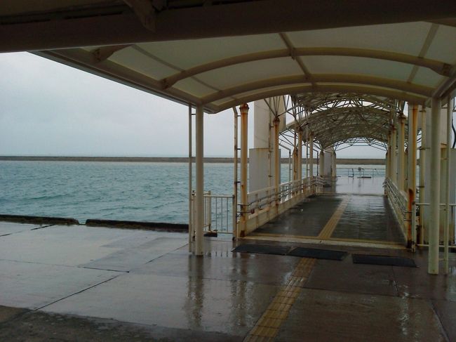 旅行2日目。小浜島から石垣島へ戻るため小浜港からフェリーに乗ります。<br />星野リゾートは12時までのレイトチェックアウトが付いていたのですが、石垣島での行程の都合で早めにチェックアウトして11時のフェリーに乗るためホテル送迎バスで小浜港へ。