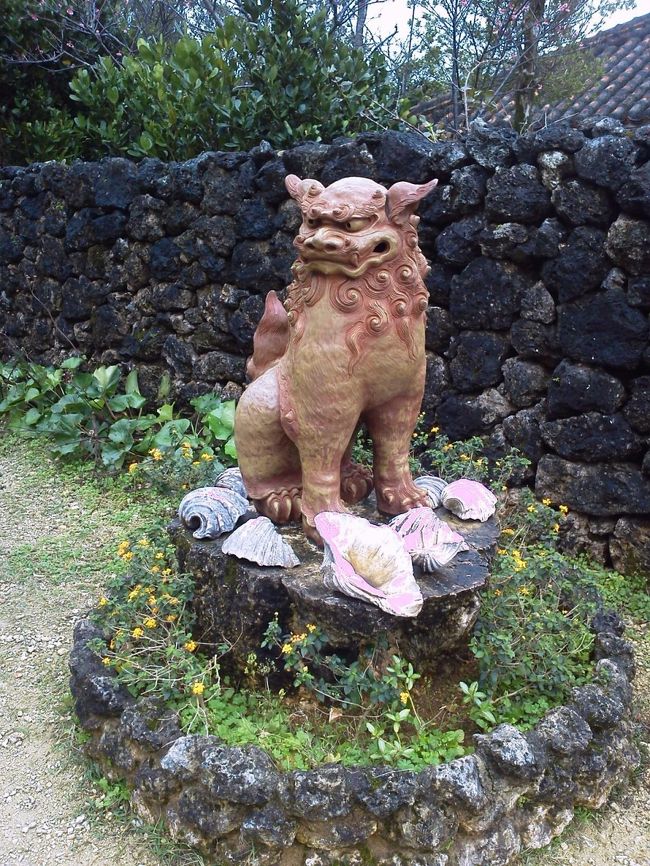 家の前にはお決まりのシーサーがいます。<br />口を閉じているのはメス、空いているのがオスだそうです。