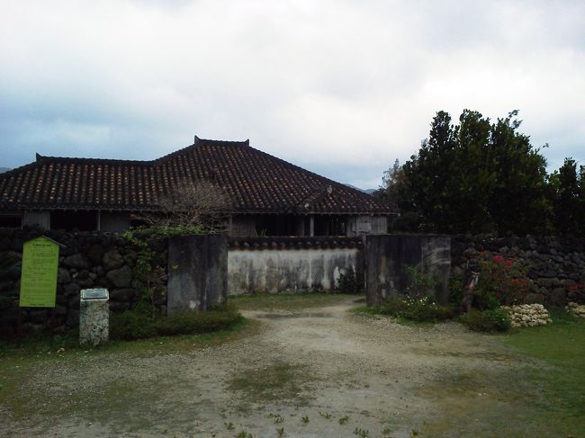 ANA石垣島号の午後の観光コース一つ目は「やいま村」です。<br />古い建物を移築した展示施設でした。