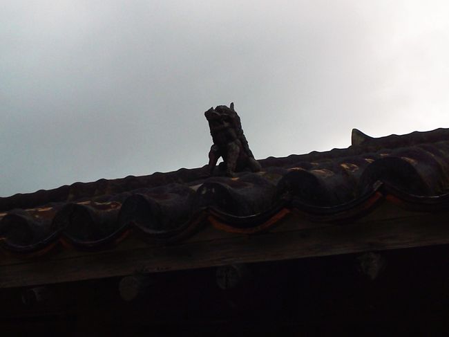 屋根の上にもシーサー。<br />バスのガイドさんが教えてくれましたが、屋根の上に乗っているシーサーはオスだそうです。