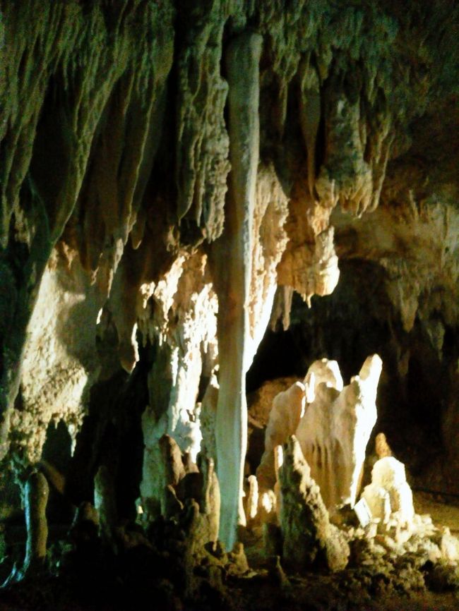 ここの鍾乳洞は上から下からつららが沢山できています。