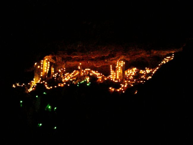 一部電飾で飾りつけされているところもあります。<br />昨年末に見たベトナムのハロン湾の鍾乳洞の方がライトアップはすごかったです。