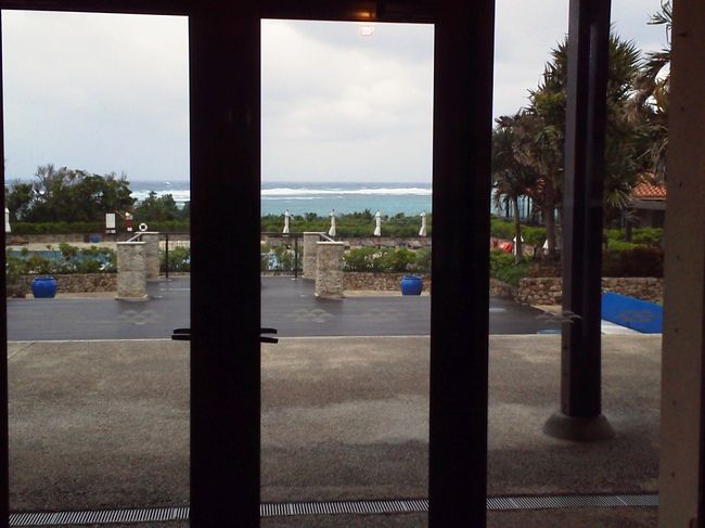 おっちゃんと八重山の話で盛り上がっていると、あっという間にホテルに着きました。<br />クラブメッドカビラは広大な敷地の奥まったところにあります。<br />フロントから海が見えます。