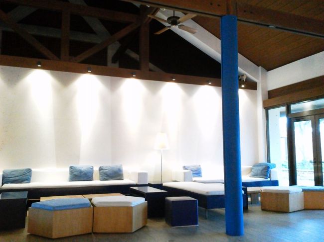 フロントで手続する間、ウエルカムドリンクのサービス。冷たいさんぴん茶でした。<br />今日も風雨が激しくて気温がすごく低いので、温かいお茶が欲しかったなぁ…<br /><br />そういえばANA石垣号のバスガイドさんは、地元の人は昔は温かいさんぴん茶しか飲まなかったという話をしていました。ペットボトルのさんぴん茶の冷たいのが売り出されてから、地元の人たちも冷たいさんぴん茶を飲み始めたのだそうです。