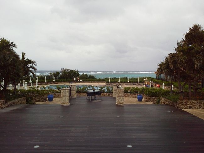 ここのホテルも、フロントやレストラン、宿泊棟が点在しているタイプです。<br />一応それぞれの建物は外廊下でつながっているんですが、壁がない外廊下なので雨が横殴りに吹き付けてきます。<br />さ、寒いよう…。早く部屋に行きたい…。<br />さっきから案内してくれる酒やけガラガラ声のねーちゃんが馴れ馴れしすぎて、だんだん不愉快になってきた。