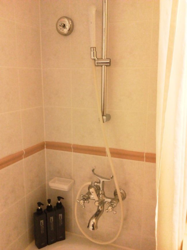 お風呂は狭いユニット式です。洗い場はなし。<br />シャワーが外国っぽい作りです。水の切り替えがハンドルになっていて珍しい。<br />ちなみにトイレは別室になっています。