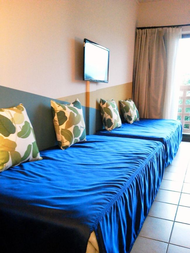 ベッドの向かいには、これまたベッド？最大4人部屋なのかな。<br />ソファーとして使うには、シングルサイズのベッド幅なので奥行きがありすぎ。結局荷物置き場になりました。