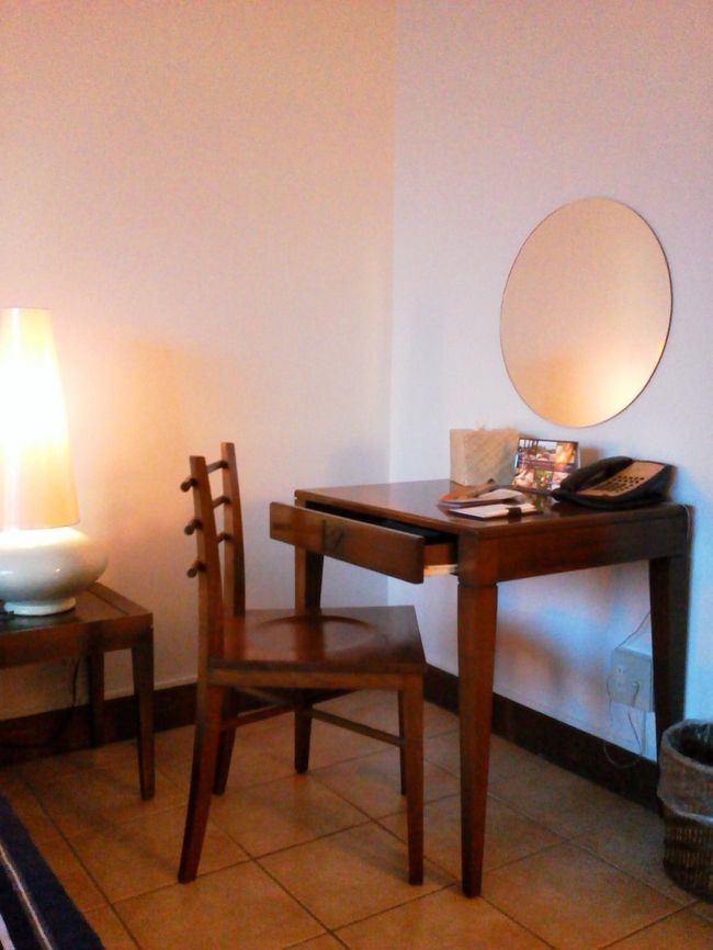 デスクは夜には明かりがないので、使うことはありませんでした。<br />この部屋は全体的に照明が暗すぎます。写真に撮ると分かりにくいですが、椅子の近くにあるベッドサイドのテーブルランプは色が暗いオレンジに光るんです。