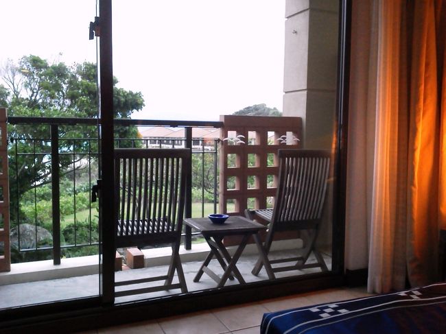 バルコニーには椅子がありますが、寒すぎて外に出られません。