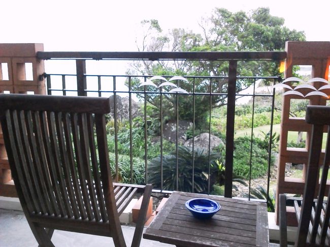 夏だったら、バルコニーの椅子に座って、冷たいドリンクでも飲んでのんびりできるんだろうに…