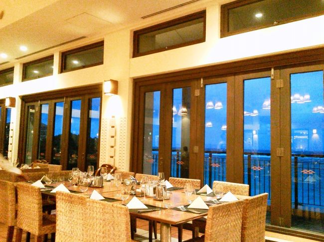 夕方になったので、早めの夕ご飯へ。<br />また寒い外廊下を遠いレストラン棟まで歩いていきます。これが度々往復するので結構疲れます…<br /><br />レストランでは、相席か・プライベート席かを聞かれます。<br />私たちは放っておいてほしかったので滞在中ずっとプライベート席にしました。<br />まだ明るいのでレストランから海が見えます。