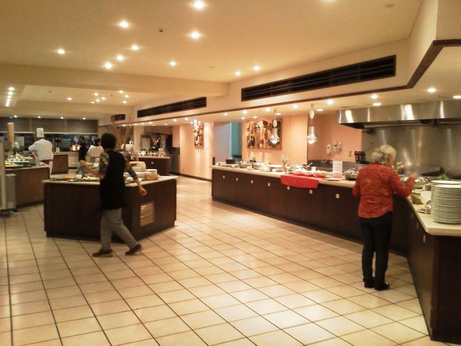 ホテルの食事はオールインクルーシブ、つまり何を食べても何を飲んでもホテル代にコミコミなので追加料金は基本的に発生しません（一部有料のシャンパンとかはありますが）。<br />食事はすべてビュッフェ式です。ビュッフェコーナーは昨日泊まった星野リゾート小浜島よりも広くて種類が多いように感じました。