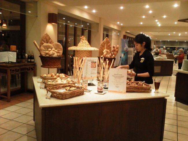 このクラブメッドにはGO（ジー・オー）と呼ばれる、ホテルスタッフとは一味違う人たちがいます。<br />昔小さいころ学校で連れて行かれた林間学校のキャンプ村にいた若いお兄さんお姉さんみたいなイメージに近いかな。フランクに声をかけてくれて一緒になって盛り上がろう、という人達です。アクティビティのトレーナーもしているみたいです。<br /><br />結構な人数がいて、食事も宿泊客と同じものを同じレストランで食べています（これにはさすがに驚いた。まかないメシではないんですね）。写真に写っているのはGOさんです。<br /><br />最初に口コミ等でそういう存在を知ってはいましたが、近くでGOと相席になって食事している人を見ると、これはやはり微妙だなぁと思いました（その人の好みの問題でしょうけど…）。<br />少なくとも、リゾートホテルで至れり尽くせりのサービスを受けてのんびり非日常を味わいたい、と思っている大人はクラブメッドを選択するのはやめた方がいいと思います。