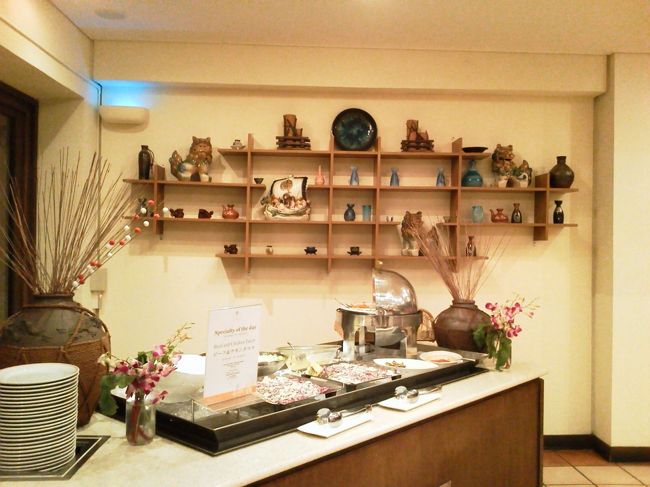 サラダなども何種類もあり、パンも外国で食べるパンみたいでとても美味しかった。<br />フレッシュフルーツコーナーも充実、ケーキなどスイーツも種類が沢山あって、3度食べてもこれなら飽きることはないなと思いました。