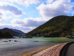 福岡からは飛行機で福江島まで移動。
空から見た海が私のイメージする日本海側に浮かぶ島とは違って、とても青く、きれいで早速感動！
レンタカーを借りて目的地を目指します。
速く海が見たい！