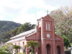 最初の目的地堂崎天主堂は海に面した教会。
中は教会の資料館になっていて島のキリスト教の歴史が学べます。
古い写真がとても素敵でした。
しばらく一人で貸切で満喫できました。