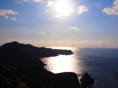 ２日目もレンタカーでドライブです。
昨日は島の北半分を走りましたが、本日は南半分を周る予定です。
まずは映画『悪人』のクライマックスのロケ地となった大瀬崎灯台を見に行きます。
しばらく海岸線を走り半島に入った所から急な上り坂。
高台からの海の眺めは最高でした！