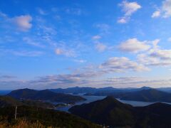頂上からはこの眺め！
玉之浦湾に浮かぶ入り組んだ半島の数々。
