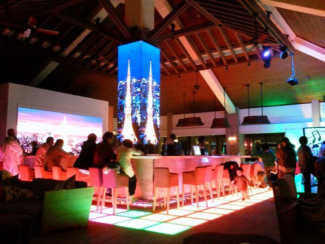 夕食を食べた後、一旦部屋に戻ってうたた寝している間に、GOのショータイムは終わってしまいました…残念。<br />気を取り直して、プールの近くにあるバーへ。<br />ハデハデな照明です。この時は22時近かったのですが、小さい子供向けにDJブースでゲームが行われていました。<br />大音量で、スポットライトを浴びて、あんなゲームしたら興奮して幼児は寝付けなくなるよ…