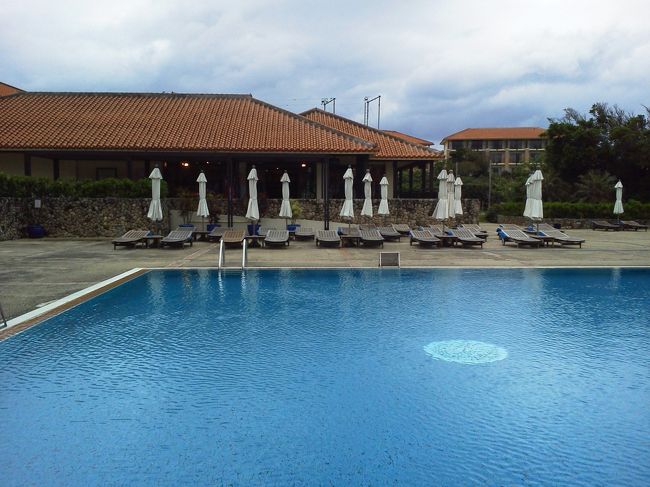 ホテルのプールサイド。太陽は出ていないけど、いい感じに写真が撮れました。