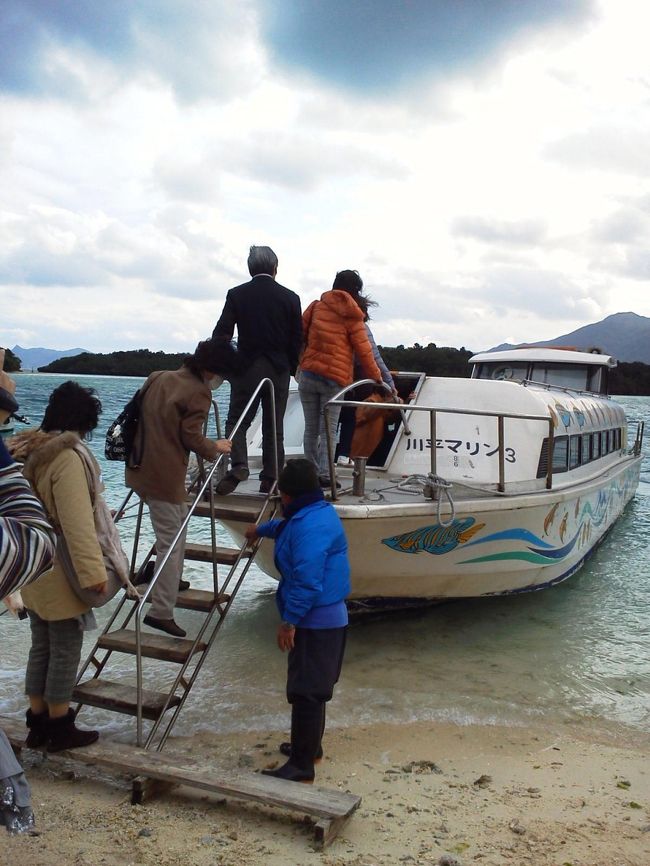 グラスボートは小さい船なので、船着き場などはありません。浜辺から梯子をかけて船に上ります。