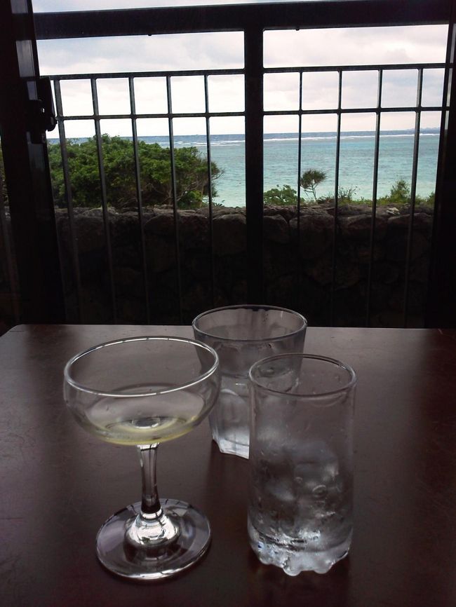 グラスボートのあと、またクラブメッドに戻ってきました。<br />このホテルはチェックアウトした後でもその日のランチまでは飲食やアクティビティが利用できるという不思議なホテルです。<br /><br />再びバーへ行き、海を見ながら一息入れます。<br />同じように時間調整でバーにいる人がちらほら。このホテルでは小さい子供連れをよく見かけます。