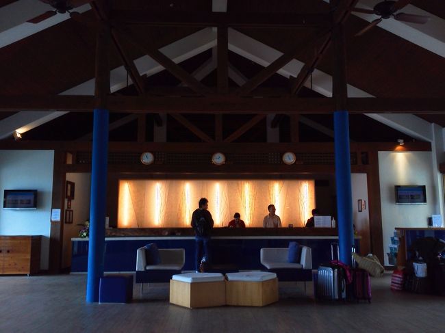 夕方、しかもホテルの送迎バスを使わずタクシーで来たので、フロントには人気がなく薄暗いしなんとなく寂しい気分になります。<br />ホテル施設の説明をしてくれるのは学生アルバイトかと思うような、酒やけで声がガラガラになったねーちゃんだし。高いハイヒール履いているし、それでいて私はキッズ担当してまーす、なんて言ってるし。大丈夫？（後でわかったけどこの人はGOでした）。