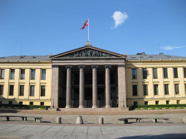 オスロ大学。<br /><br />神殿の入口みたい。