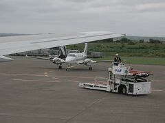 稚内空港に到着、小型機が停まっておりローカル色が漂う。