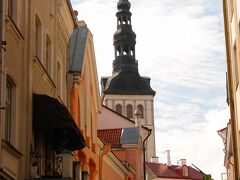 南に向かって歩くと聖ニコラス教会が見えてきます。