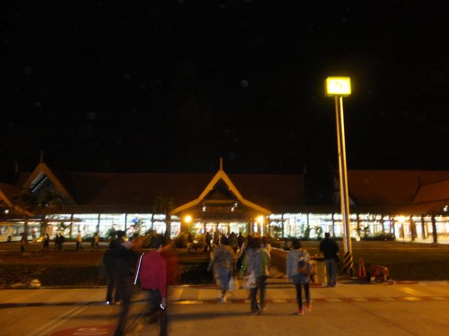 カンボジア・シェリムアップ空港21時15分に到着。暑くてテンションが上がる。夜の到着のためか税関職員さんのやる気が感じられない（苦笑）