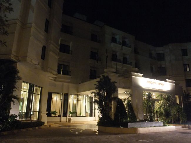 ガイドさんが空港まで迎えに来てくれて今回滞在のホテル・タラアンコールへ。