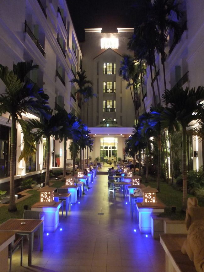 タラアンコール内のレストラン。雰囲気があってとてもステキ。眠る前にお酒をいただきました。暑い国らしいカクテルがあって、楽しい。