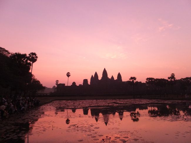 翌１０日、朝５時２０分ホテルのロビーにガイドさんと待ち合わせ。アンコール・ワットへ。遺跡群の１日券を入手して、西参道から入る。西参道の北側にある聖池にはアンコール・ワットが映り込み、逆さアンコール・ワットが見られるので、ここで場所取り。一番人気がある場所のようで、すごく混んでいた。なんとか場所を確保して美しい朝日(朝焼け）を満喫。