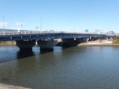 「六郷橋」。

国道１５号線が多摩川を渡る橋ですね。
