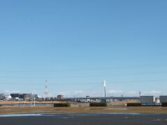 少し見辛いですが、遠くに見えるのは「大師橋」。

産業道路（東京都道・神奈川県道6号東京大師横浜線）が多摩川にかかる橋です。

1997年（平成9年）のI期工事から、2006年（平成18年）11月12日、II期工事が完了して現在の姿になりました。
