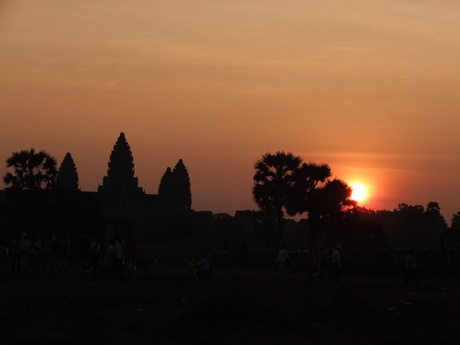 聖池を少し離れた場所から太陽が完全に顔をだす瞬間を楽しむ。これもすばらしい！