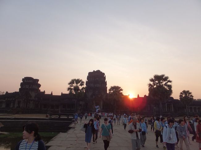 一度、アンコール・ワットを出て、ホテルへ戻る。いつまでも見ていたいと思わせる日の出だった。