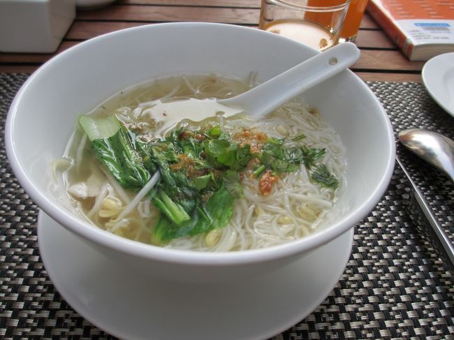 ホテルで朝食を楽しむ。いろいろな種類の料理があり、しかも外で食べられるので、とても気持ちがいい。