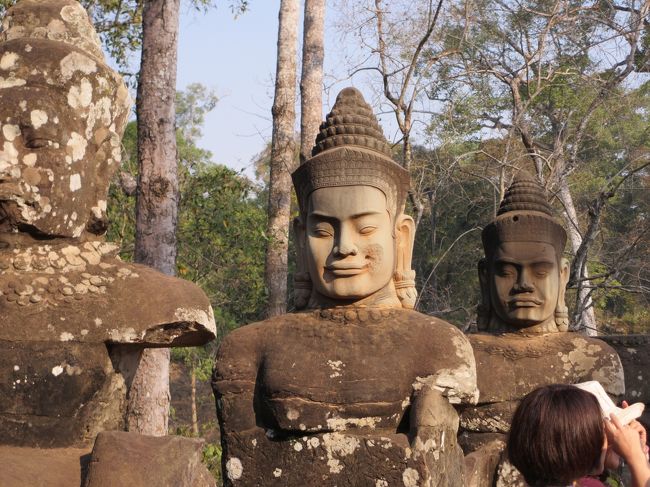朝食後、またロビーでガイドさんと待ち合わせをして、今度はアンコール・トムへ。南大門前の道には神々と阿修羅がナーガの胴体を引き合う像が並ぶ。