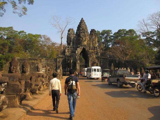 アンコール・ワットからバイヨンへと続く道上に建つ南大門。四面塔は顔の長さだけで３ｍ。