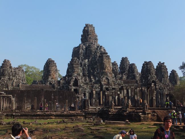 バイヨン。バイヨンのレリーフは必見。第一回廊のレリーフが好きでした。この中ではどこにいても菩薩のまなざしを感じる。悪いことは絶対できないかんじ。