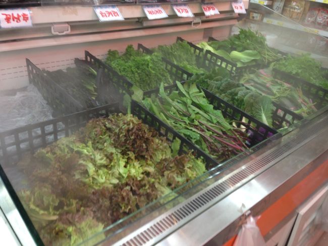 お風呂から出て、お向かいのスーパーへ。<br />韓国では葉っぱを１枚づつ売っているとネットで見たのだけど、ありました。<br />何の変哲もない地元スーパーでもちゃんとこのように売ってます。<br />隣のスーパーでも売っていたから当たり前のことなんでしょうね。<br />計り売りかな〜。