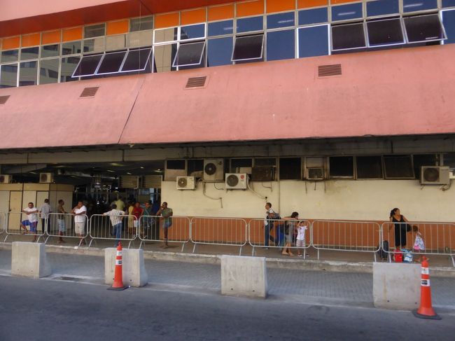 サンパウロを出て数時間、<br />真夜中、どこの道路でバスが突然止まった。<br />何事かと思っていたら、故障で別のバスにチェンジとのこと。<br /><br />乗客全員、荷物全部持って<br />待機していた同じ系列のバスに乗り換える。<br />預け荷物はドライバーが移し変えていた。<br /><br />それから少しウトウト、<br />目覚めると、小さめなバスターミナルに到着。<br />どうもリオではない感じ。。。<br />慌てて降りようとすると、<br />げっ! <br />サブバッグが見当たらない。<br />エコバッグはそのまま残っているというのに……。<br /><br />確かにあの時<br />リオ行きの乗客みんな、同じバスに乗り換えたはず。<br />それにしてもなんでリオに着かなかったんだろう?<br /><br />キツネにつままれている中、ただひとつはっきりしていたことは、<br />バッグは先に降りた乗客のダレかに盗まれたということだった。<br /><br />サブバッグを失くしたことと、リオではない街に着いたこと、<br />早朝からまさかのダブルパンチを食らう。<br /><br />逆に預け荷物はクレームタグがあった為、無事だった。