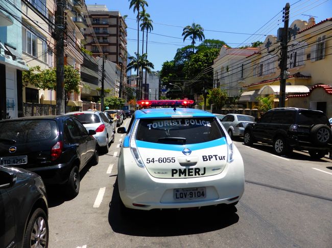 生まれて初めて乗るパトカー。<br />ちょっとだけテンションが上がる。<br />ちなみにNISSANだった。<br /><br />無事ポリスレポートを入手し、はて、宿がある<br />ポタフォゴまでどうやって帰ろうと思っていたら、<br />近くまで送ってくれるとのこと。<br />調子に乗って、宿の住所を告げたら<br />快くホステルに横付けしてくれた。<br /><br />いたれりつくせり、リオのツーリストポリス。<br />本日何度目かのオブリガータ<br />