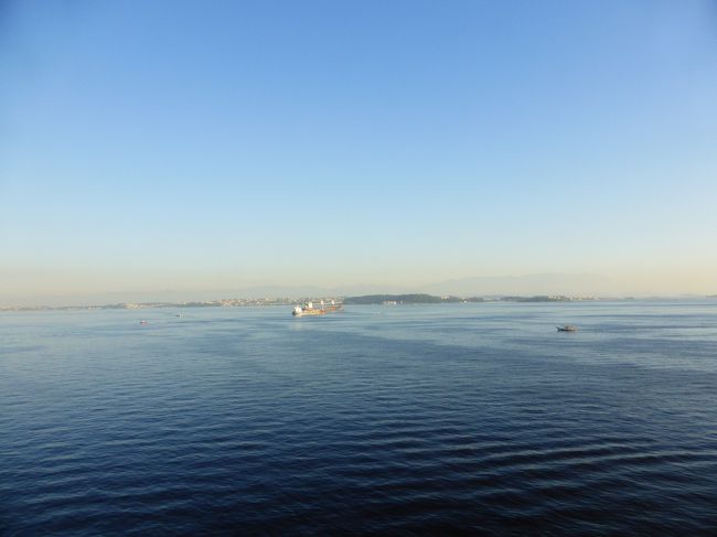 一瞬、何から手をつければいいかわからなかったけど、<br />ここはどこ?をはっきりさせなければ……。<br />持っていたチケットをスタッフに見せ、<br />とにかく最終目的地はリオ、そして車内でバッグを<br />盗まれたことを身振り手振りで伝える。<br /><br />スペイン語もダメだったけどポルトガル語はもっとダメ。<br />かなりの悪戦苦闘の末、<br />今いるところはリオのすぐ隣にあるニテロイ市で、<br />これからリオ行きのバスを手配してくれることがわかった。<br />途中から少しの間、英語で通訳してくれたお兄さん、<br />オブリガータ<br /><br />長〜い橋を渡り切るとそこがリオデジャネイロだった。<br />時間にしてほんの30〜40分。<br />なんか長閑、瀬戸内海みたいだなぁ……と思いつつ<br />私は窃盗大橋を渡った。<br />